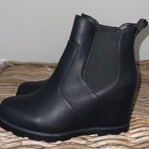 Universal Thread wedge booties